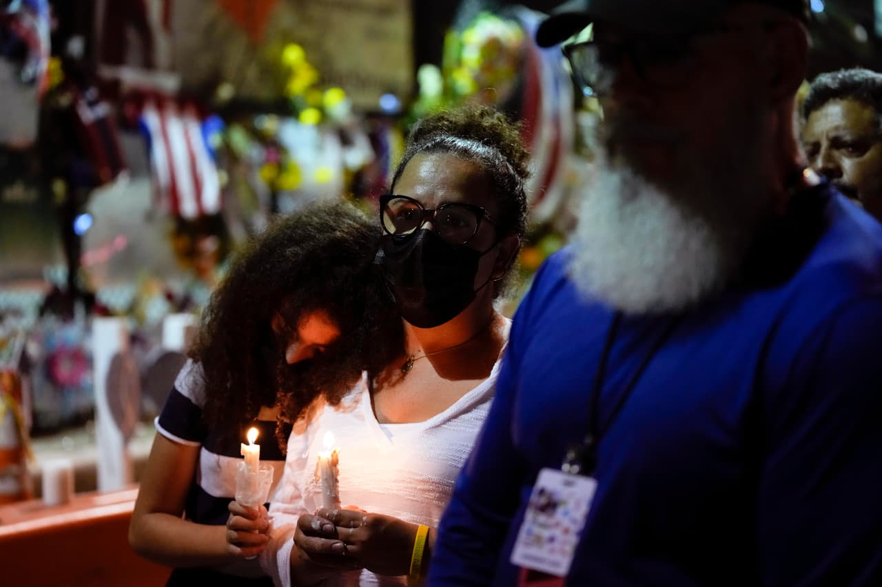 Sophia y Dislamy Pelayo, como decenas de personas, se han acercado hasta Surfside para rendir honor a las víctimas.
