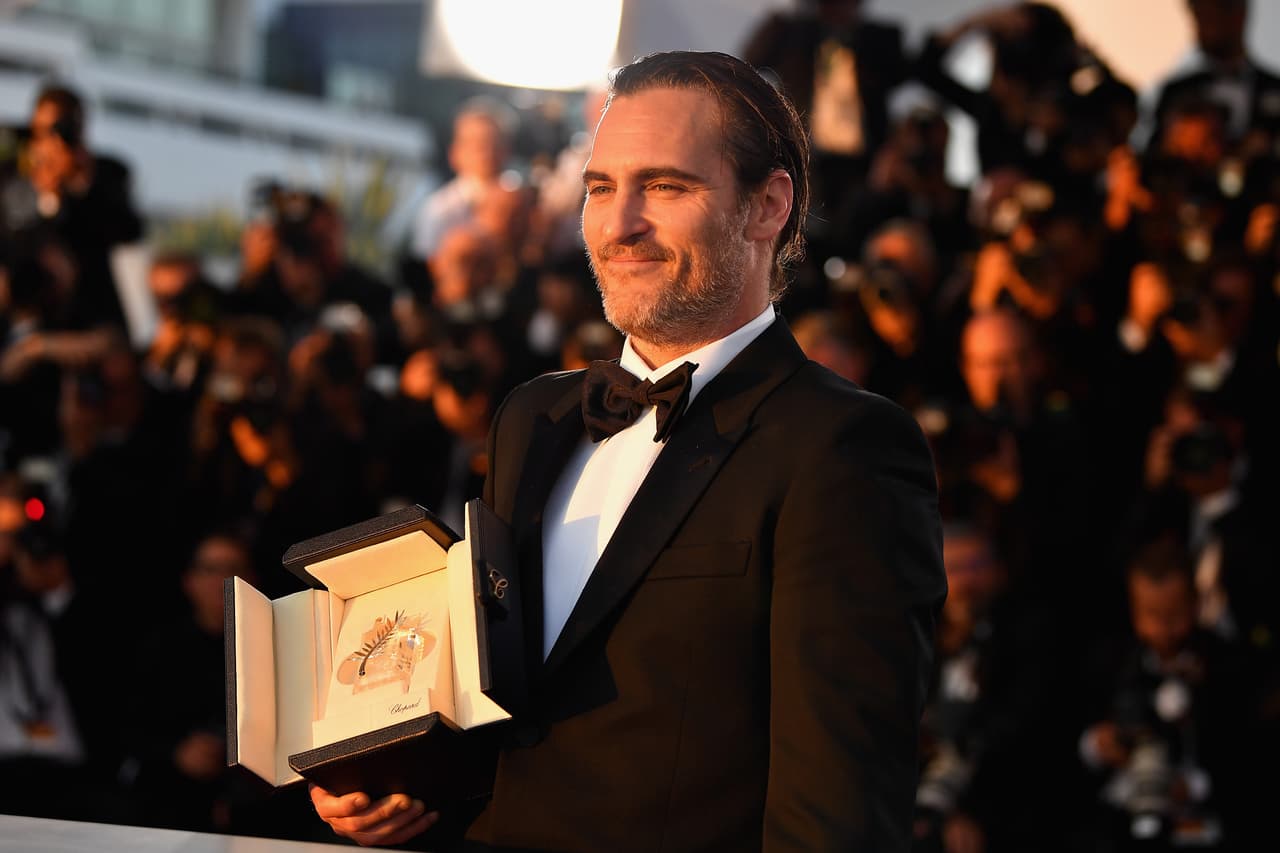 Joaquin Phoenix es otro actor que ha burlado la muerte. En 2006 sufrió un grave accidente automovilístico mientras conducía en una carrertera de Los Ángeles.