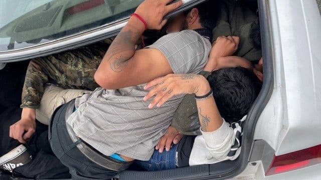 De otro vehículo sacaron a nueve migrantes, los llevaban en el compartimiento de pasajeros en un sedán. Agentes vigilantes en el puesto de control SR-86 los detuvieron. El conductor, un ciudadano estadounidense, será procesado.