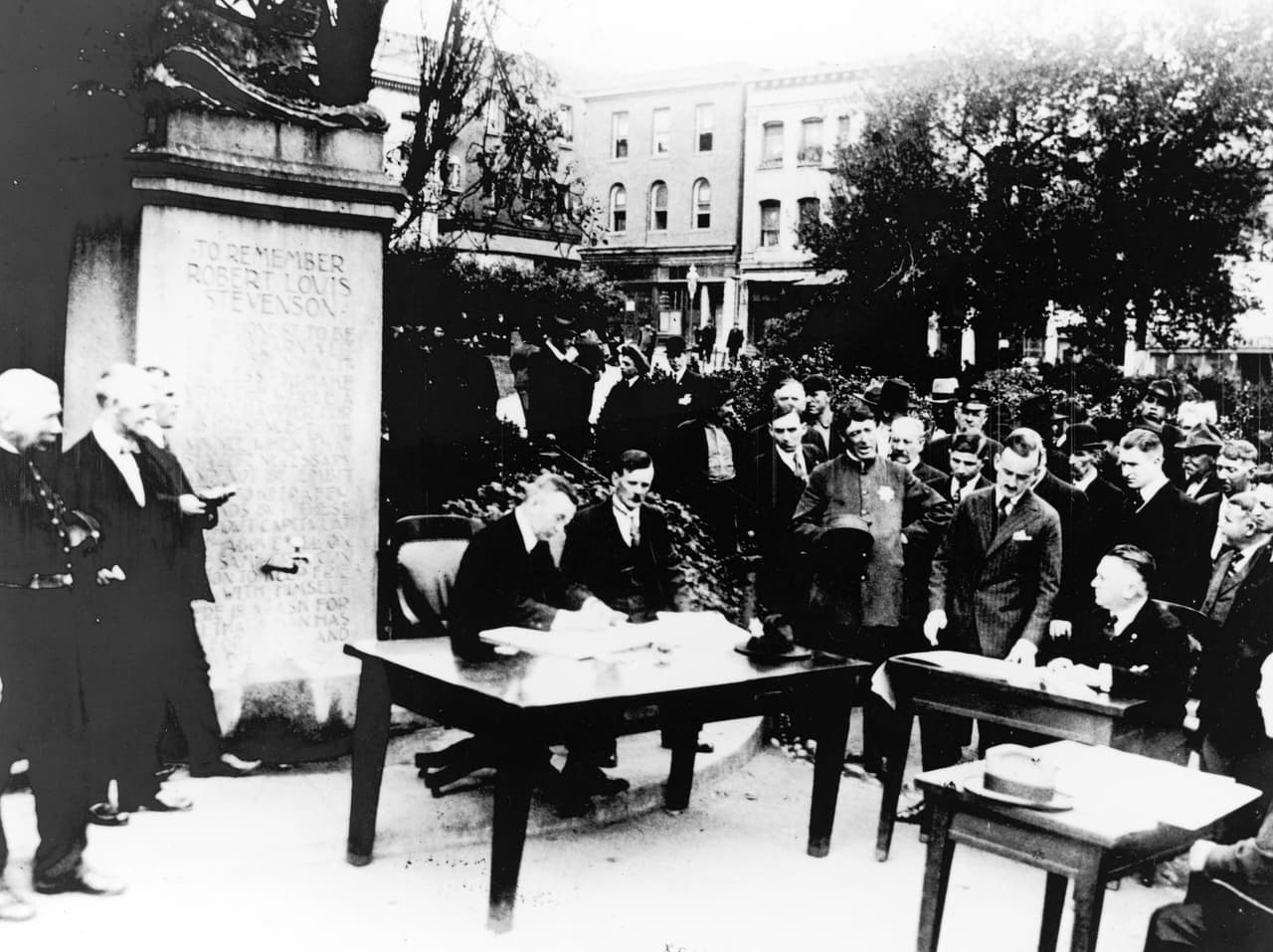 Una corte al aire libre instalada en San Francisco, California, durante la epidemia. El agresivo virus causaba una severa infección pulmonar que acababa con la vida de una persona joven y sana en solo unos días.
<br>