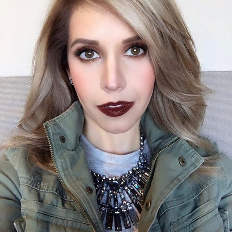 Y para un día casual, un collar llamativo completa tu look.