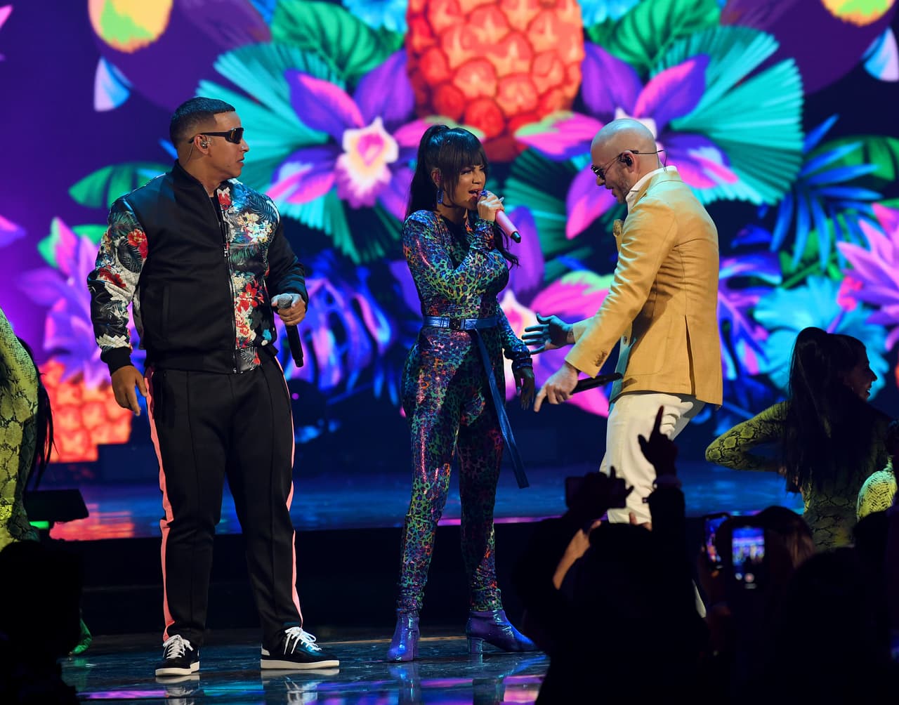 Su primera colaboración fue en el tema 'Otra cosa'. Recientemente lo hicieron con el tema 'No lo trates', en el que sumaron a Pitbull. La primera interpretación en vivo de ete tema ocurrió en los pasados Premios Juventud.