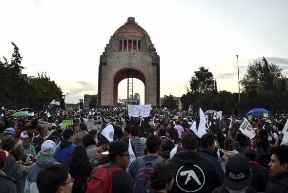 Ante la noticias, algunos manifestantes respondieron con más consignas contra el gobierno.