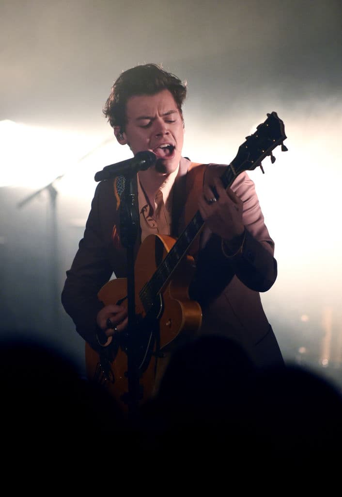 En 'The Late Late Show' con James Corden, Harry y sus compañeros de One Direction jugaron un juego de 'Tattoo Roulette'; Harry perdió y se tatuó la frase "Late Late" en su antebrazo frente a la audiencia en vivo.