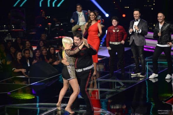 Los jueces subieron al escenario para darnos una clase de baile. Ana Torroja hasta se quitó los zapatos, Cristian Castro enseñó su movimiento de cadera a María León, Espinoza Paz bailó pegadito con Paty Cantú y Pee Wee se movió con candela.