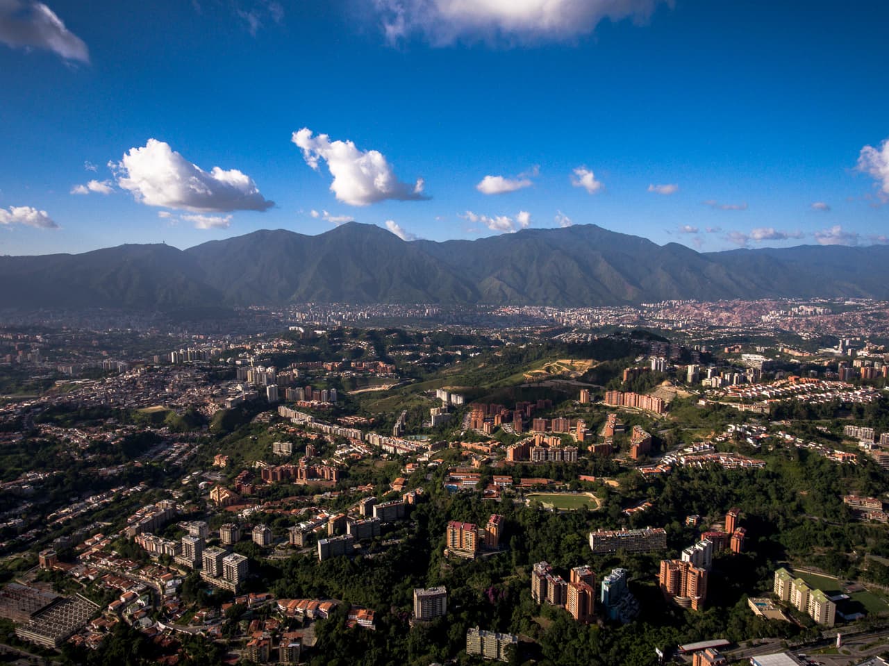 <b>2- Caracas, Venezuela (Puesto 202 de 231). </b>Venezuela está considerado como 
<a href="https://observatoriodeviolencia.org.ve/indice-de-paz-global-2019-venezuela-es-el-pais-menos-seguro-de-suramerica/" target="_blank">uno de los países más violentos del mundo</a>, algo que se suma a la crisis política, la escasez de medicinas y alimentos y la hiperinflación que asfixia a los habitantes del país.