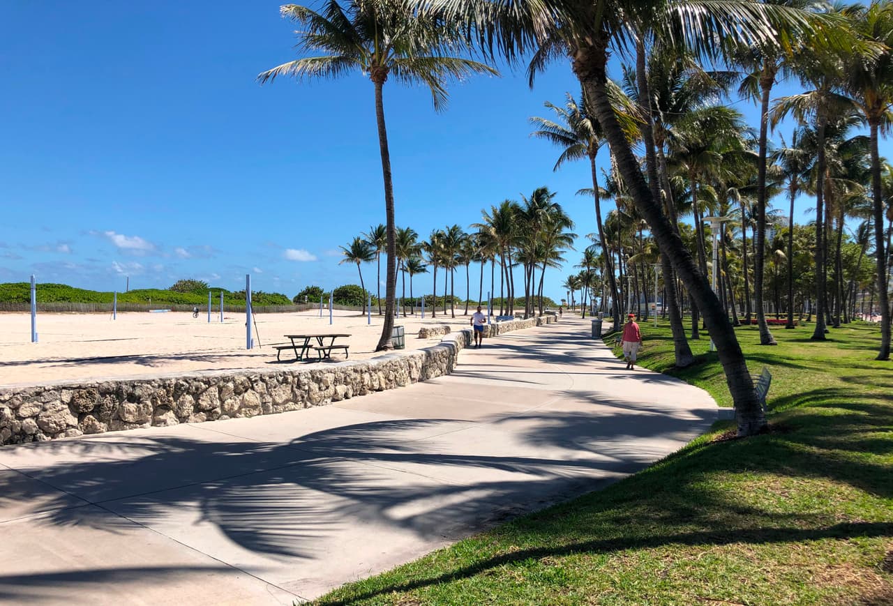 Poca gente sale a caminar o hacer ejercicio, con la orden de "quedarse en casa", que se suma al toque de queda dictaminado entre las 11:00 pm y las 5:00 am.