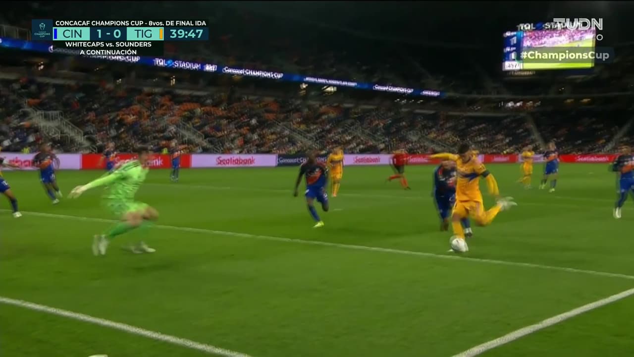 ¡Celentano lo evita! Brunetta dispara con potencia, pero Tigres se queda sin el empate