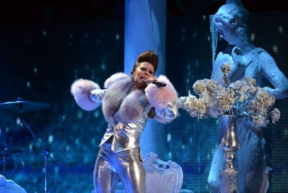 Un hermoso arreglo de flores adornaba una pequeña mesa.