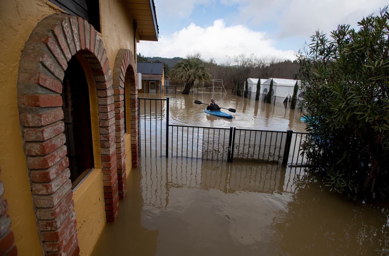 Guerneville, se encuentra a unos 714 kilómetros al norte de Los Ángeles, y es una ciudad históricamente conocida por su comunidad maderera. (Foto AP / Josh Edelson)