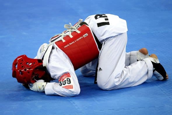 Masoud Hajizavareh de Irán se arrodilla y reza después de derrotar a Nikita Rafalovich de Uzbekistán para ganar la medalla de oro en taekwondo dentro de la categoría de 74kg en los Juegos Asiáticos de 2014.