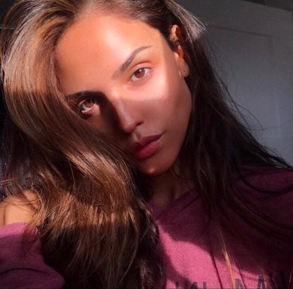 En los últimos meses la hemos visto con una imagen más natural, pero hay quienes no dejan de comentar mensajes negativos: "Bueno, es que eso de "al natural" es un decir. Después de tanta operación, lo mínimo es que puedas salir a la calle sin maquillaje...", "Para mi te ves mucho más atractiva así que con maquillaje. Y es decir mucho", "Con tanta cirugía hasta yo me vería bien sin maquillaje jajajajajja, méritos al cirujano, la verdad quedaste guapísima, bella, bella".