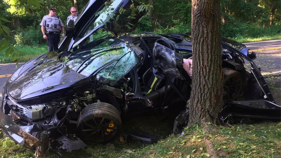 Imágenes publicadas en los medios sociales del departamento de policía del condado de Fairfax en Virginia muestran un 
<b>amasijo de fierros al lado de un árbol</b>. Una imagen casi normal y mil veces repetida la cual, aunque ya no asombra a nadie, debe servir como una lección de cautela sobre los peligros de manejar a exceso de velocidad.