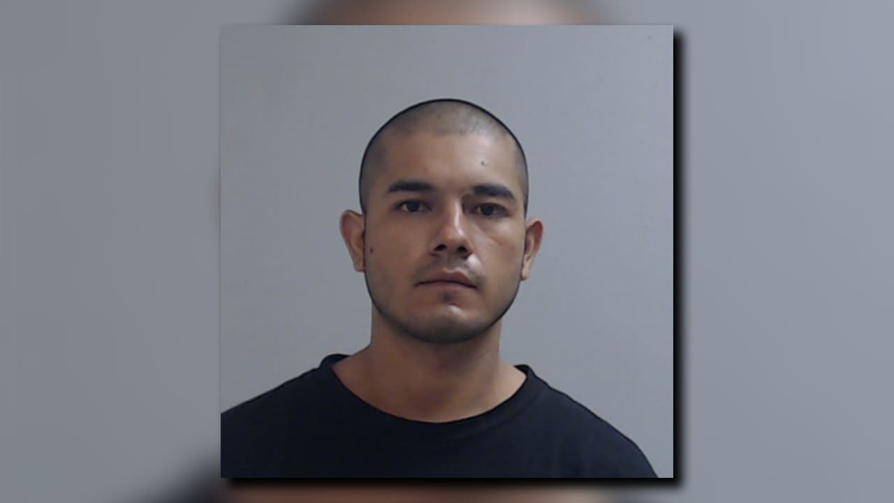 <b>Juan Antonio Vega, alías "El chino"</b>, es acusado de violación a la ley anticorrupción y de formar parte de una organización criminal, además de asesinato con malicia, homicidio grave, entre otros delitos.
<a href="https://www.univision.com/local/atlanta-wuvg/arrestan-a-tres-de-los-acusados-en-el-asesinato-de-rossana-delgado-video">Fue capturado en México.</a>
<br>
<br>Vega estuvo en la cabaña donde descuartizaron con una motosierra a Rossana Delgado.