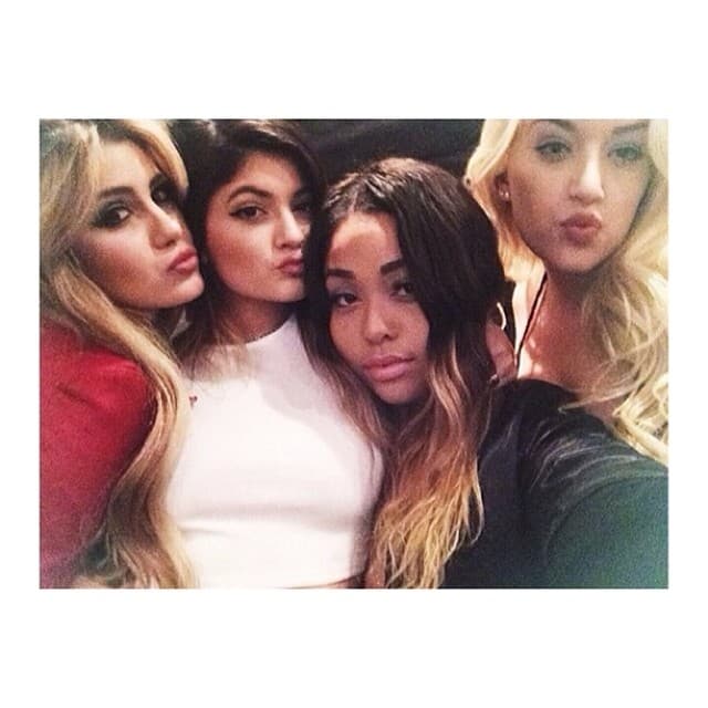 Posando para la foto y muy abrazadas.