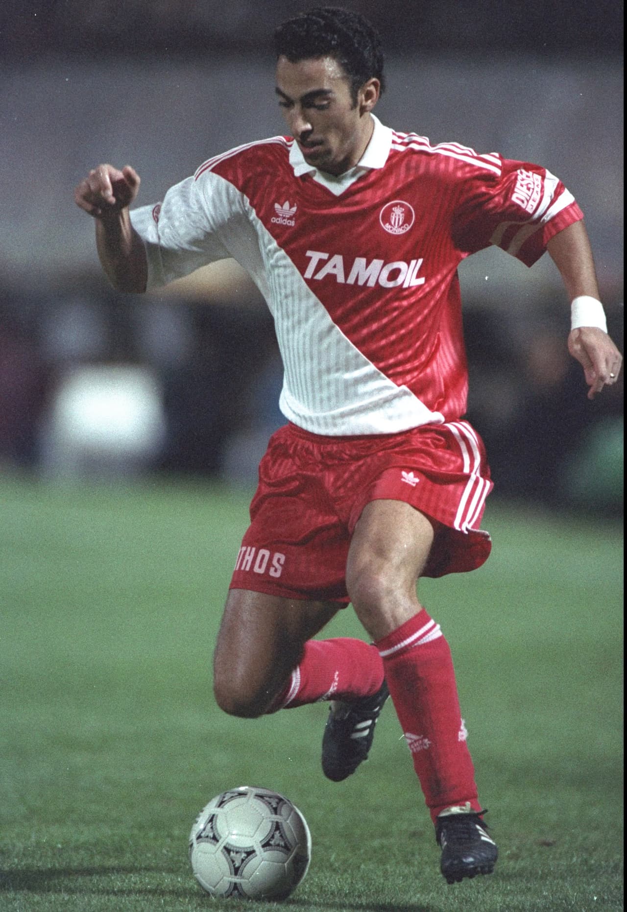 Youri Djorkaeff, francés, jugó de 1990 a 1995 en el A.S. Mónaco tras debutar en el Grenoble y luego jugar para el Strasbourgh. Su paso por el equipo del Principado le dio paso al Paris Saint-Germain e Inter de Milán. Campeón del Mundo en 1998.