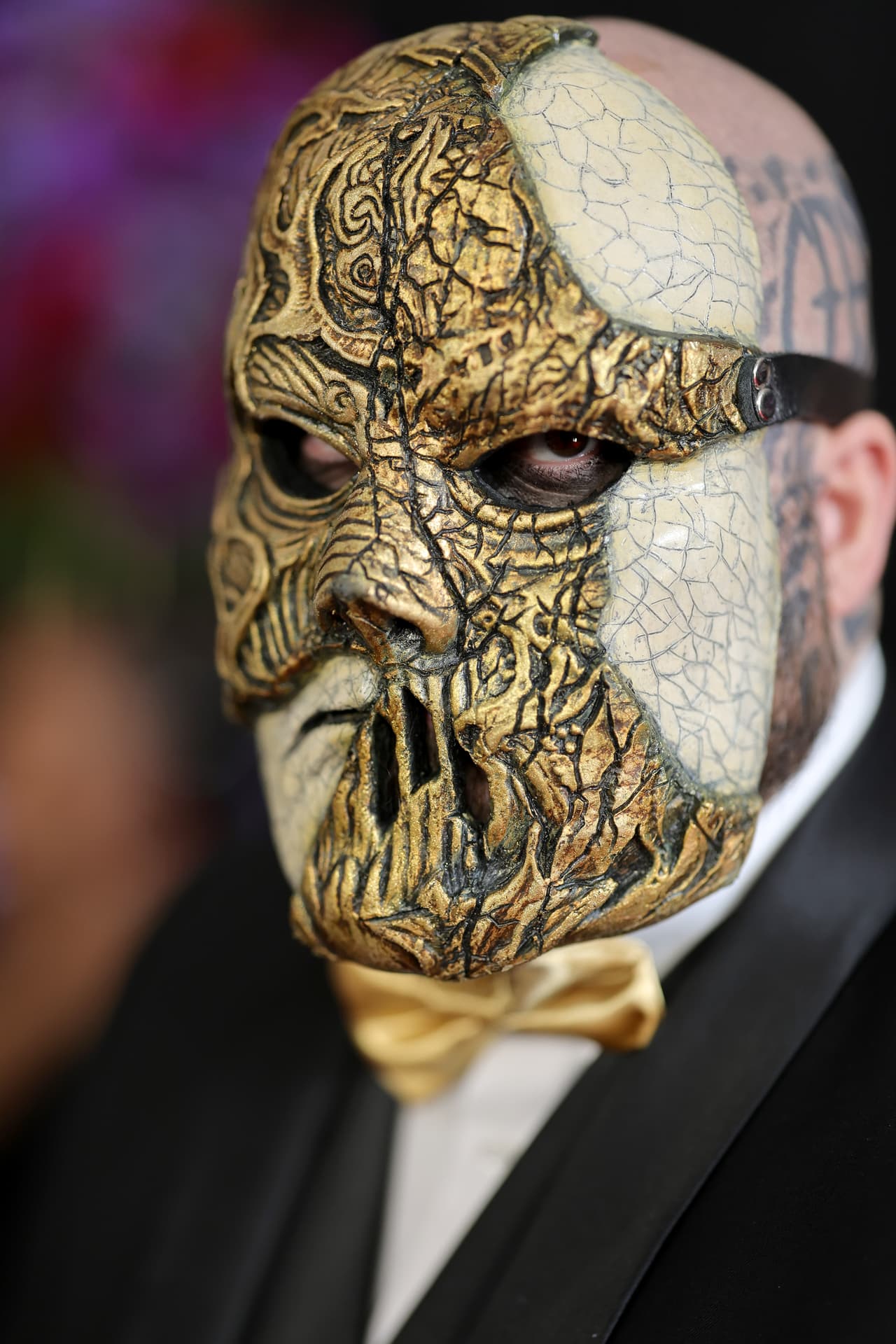 Shawn Crahan del grupo Slipknot arribó así a la 'red carpet'.