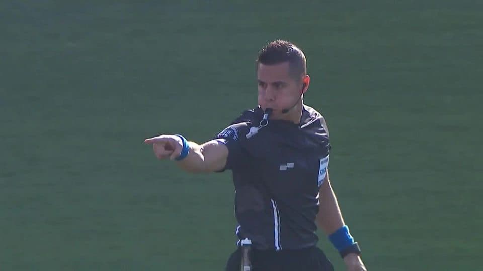 Arranca el partido y la pelota está en juego.