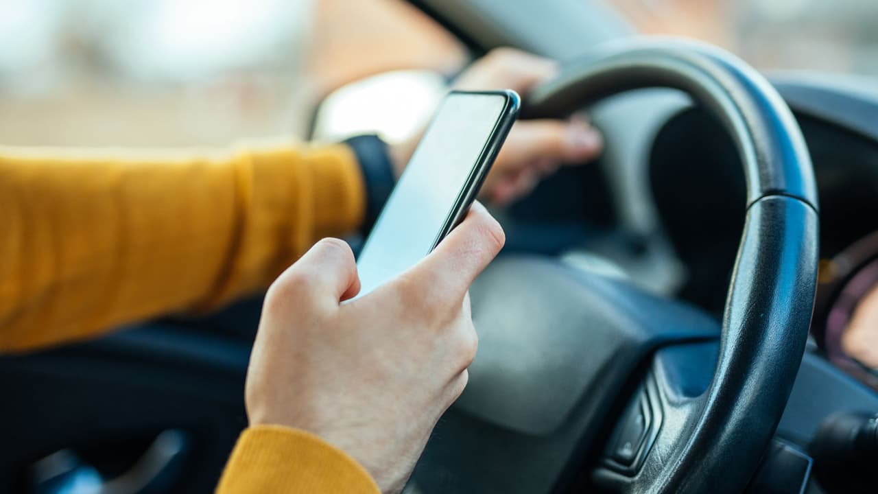 <h3 class="cms-H3-H3">📱 <i>Texting</i>, usar el celular al volante: una distracción ilegal (y peligrosa) en Texas</h3> En Texas la ley es directa: 
<b>está prohibido leer, escribir o enviar mensajes de texto mientras conduces.</b> Basta una distracción de pocos segundos para provocar una tragedia. Ningún mensaje vale una vida. 
<br>
<b>Excepciones limitadas </b>
<br>Solo se permite el uso de dispositivos 
<b>manos libres, navegación GPS o llamadas de emergencia</b>. Aun así, deben usarse con precaución y sin perder atención al camino. 
<br>
<b>Multas y sanciones </b>
<br>Primera infracción: entre $25 y $99. 
<br>Reincidencia: hasta $200. Si el 
<i>texting</i> provoca un accidente con lesiones graves o muerte, la falta se eleva a delito menor Clase A. Eso significa multas de hasta $4,000 y posibilidad de cárcel por un año. 
<br>
<b>En zonas escolares: </b>tolerancia cero 
<br>En áreas escolares, la ley es aún más estricta: no puedes tener el teléfono en la mano bajo ningún motivo mientras manejas. Ni para ver un mensaje, ni para contestar. 
<br>Conducir sin distracciones es la diferencia entre llegar o no llegar. En Texas, 
<b>la ley lo dice claro… y las consecuencias también. </b>