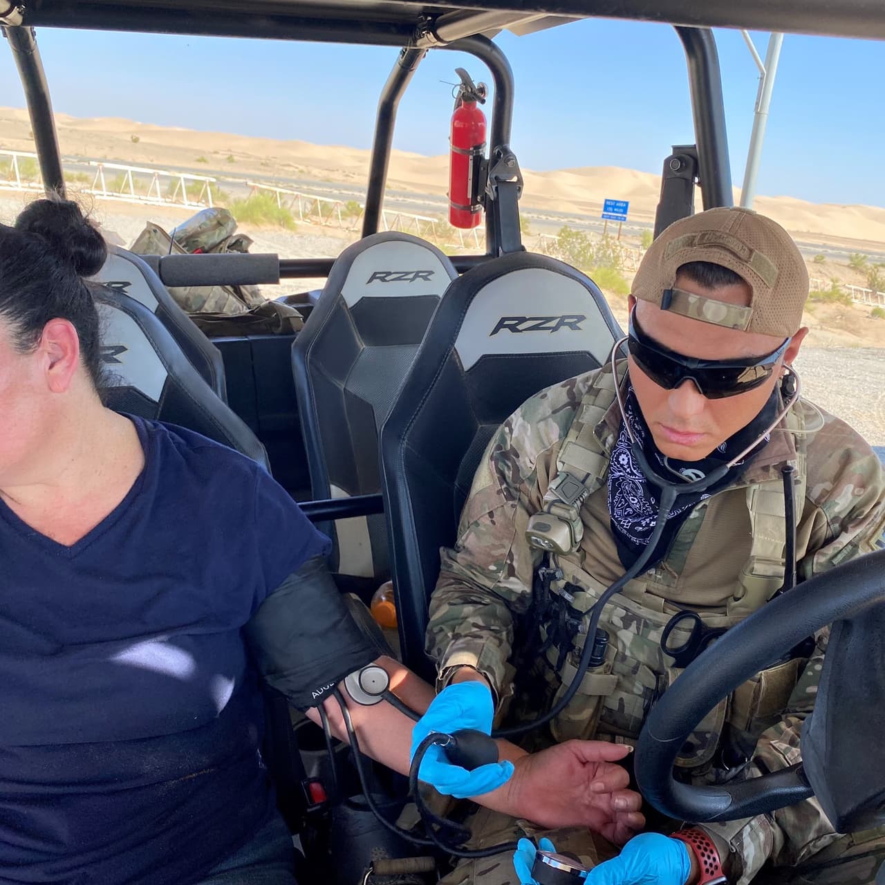 Agentes del equipo de búsqueda y rescate de la Patrulla Fronteriza en Yuma respondieron a una solicitud de ayuda de una mujer de 50 años que no pudo continuar por el intenso calor. Esto ocurrió al oeste de las dunas de arena del Valle Imperial.