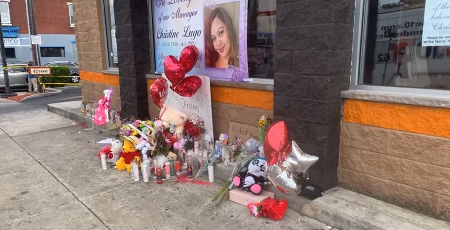 La tienda donde trabajaba permanecía cerrada, con carteles que decían que los empleados estaban de luto "por la pérdida de nuestra querida gerente Christine Lugo". Una foto de ella colgaba en el escaparate de la tienda, mientras que decenas de velas y animales de peluche se colocaban debajo de los globos en el frente.