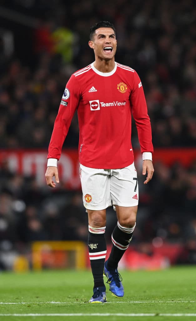 Manchester United se impone al Arsenal 3-2 en un partido emocionante para cerrar la J14 en la Premier League. Emile Smith Rowe, junto con Martin Odeegard anotaron para los Gunners, mientras que para los locales fueron Bruno Fernandes al 44' y Cristiano Ronaldo lució con dos goles, uno de ellos fue penal, para quedarse con la victoria.