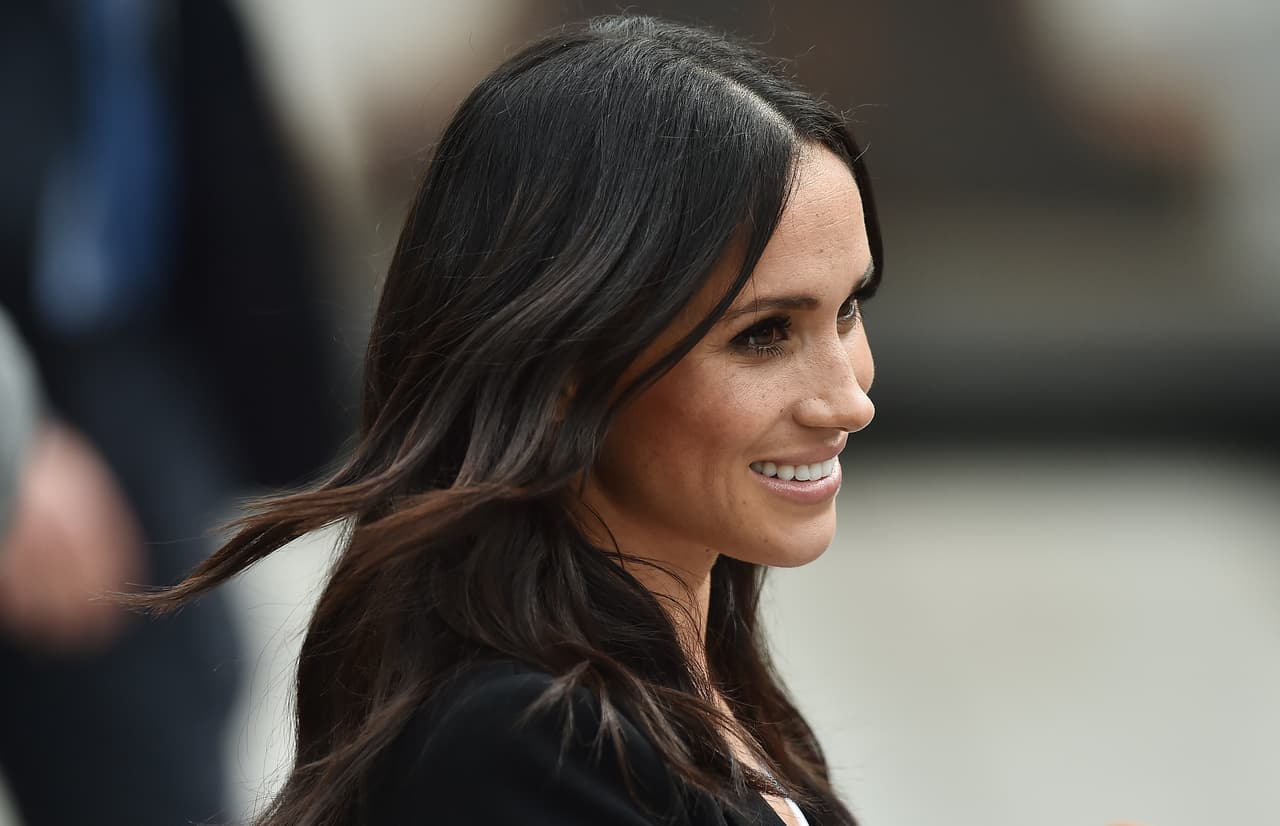 Meghan Markle recibió un consejo de moda de su suegro, el príncipe Carlos, según detalla un artículo publicado por el 
<a href="https://www.dailymail.co.uk/femail/article-6868821/How-Prince-Charles-told-Meghan-wear-tiara-looks-extravagant.html" target="_blank">Daily Mail</a>.