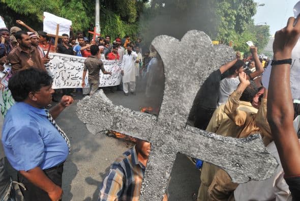 Pakistán amaneció conmocionado por la peor matanza cometida por los talibanes contra la comunidad cristiana, que costó la vida a más de ochenta personas y pone en jaque la estrategia de diálogo del Gobierno con los radicales. El último recuento ha elevado a 82 el número de fallecidos, que aún puede subir dado el estado crítico de varios de los más de 140 heridos ingresados en hospitales de la localidad noroccidental de Pesháwar, en una de cuyas iglesias se produjo la masacre. "No teníamos palabras ante el horror que teníamos delante", explicó hoy a Efe el director de la Liga Interconfesional de Pakistán (APIL), el cristiano Sayid Ishaq, quien visitó ayer junto a diversas autoridades regionales a las víctimas hospitalizadas. "No es solo un atentado contra nuestra minoría, sino también contra la humanidad de este país", dijo Ishaq, quien calificó la situación tras el ataque "como la peor sufrida hasta ahora por los cristianos paquistaníes".