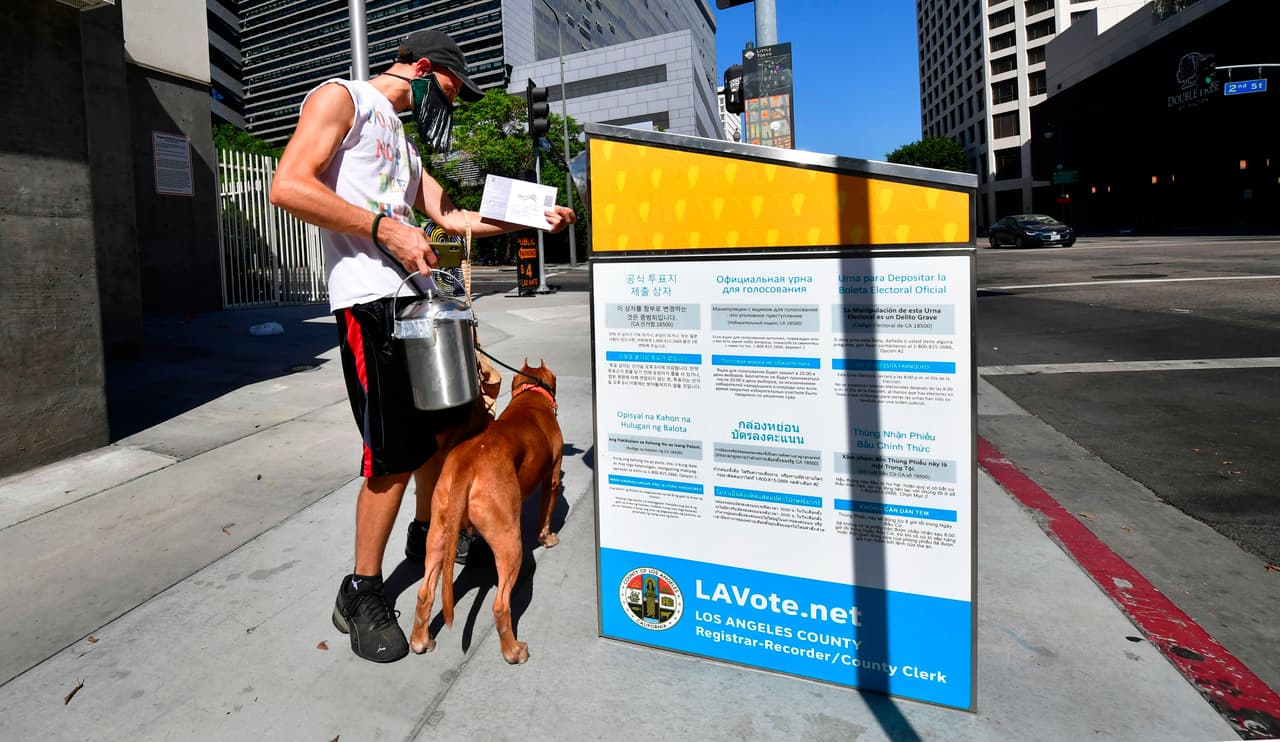 California ordena a republicanos retirar buzones no oficiales y ellos se niegan