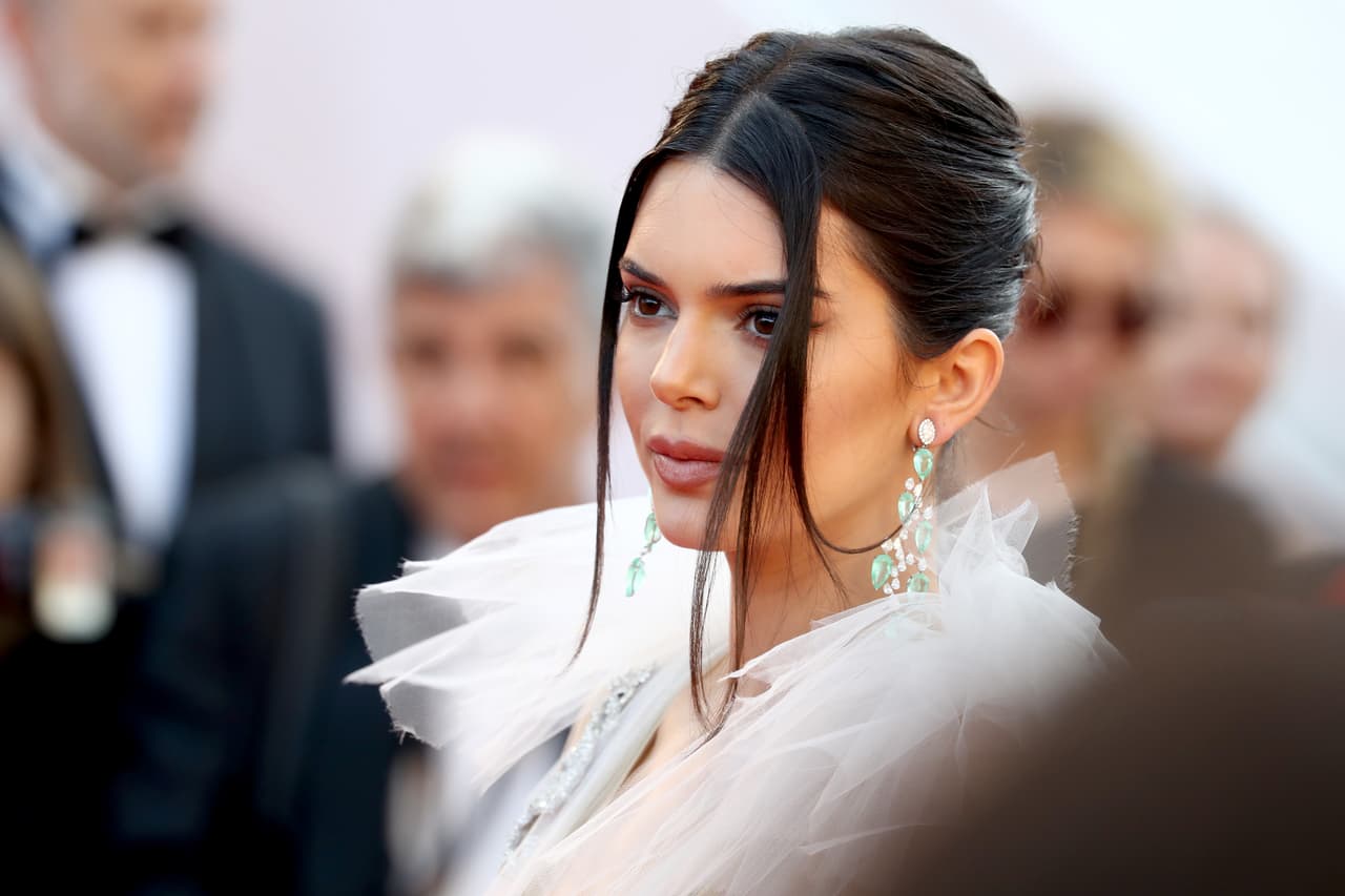 Para la modelo de 22 años, la situación resultó
<a href="https://www.univision.com/entretenimiento/primero-el-acne-y-ahora-los-pies-cuanto-mas-kendall-jenner-huye-del-escandalo-mas-la-critican-fotos"><b>aterradora</b> </a>pues en los pasados tres meses, el individuo se le ha presentado en su mansión, por la que pagó
<b> 8.5 millones de dólares,</b> en cuatro ocasiones.