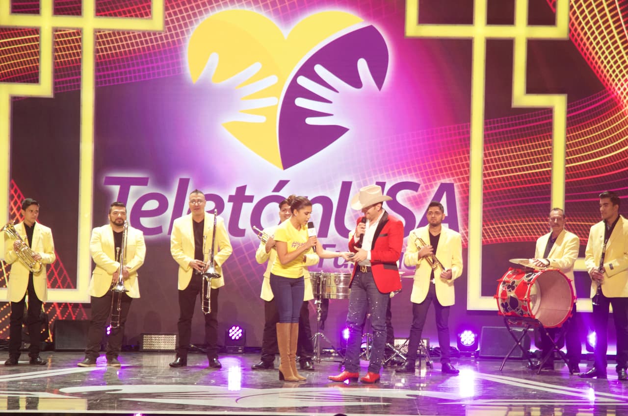 Francisca Lachapel le sacó hasta la cartera a El Dasa y lo invitó a donar después de su presentación en TeletónUSA.