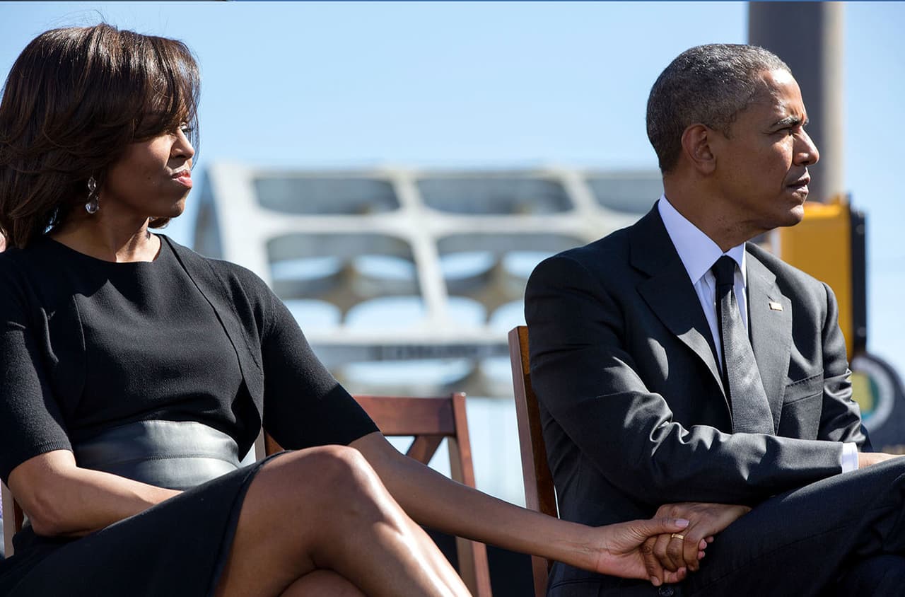 <b>La pareja.</b> "Me movía tratando de capturar diferentes escenas fuera del escenario durante el evento para conmemorar el 50 aniversario del domingo sangriento y las marchas de derechos civiles de Selma a Montgomery", dijo Pete Souza sobre esta fotografía publicada en la cuenta Flickr de la Casa Blanca.