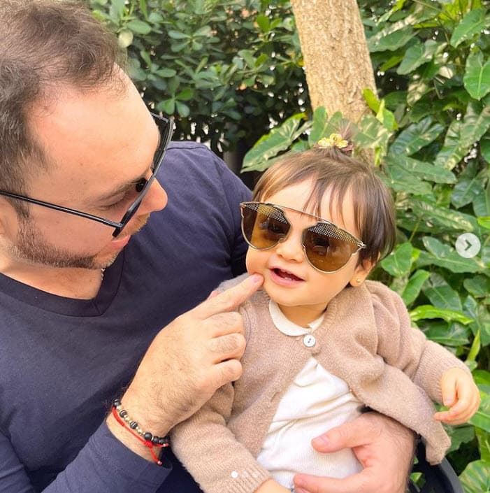 De hecho, apenas el pasado domingo 7 de noviembre
<b><a href="https://www.univision.com/famosos/michelle-galvan-quiere-que-megan-se-vea-hermosisima-en-su-bautizo-y-pide-ayuda-para-lograrlo-video" target="_blank"> se dejó ver muy 'fashion'</a></b> con estos glamurosos lentes al lado de su papá.