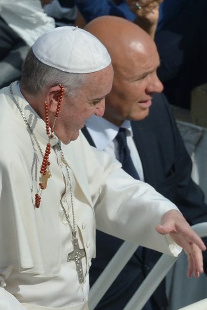 Pero ni los momentos más embarazosos, que a todos nos pasan, sonrojan al Papa.