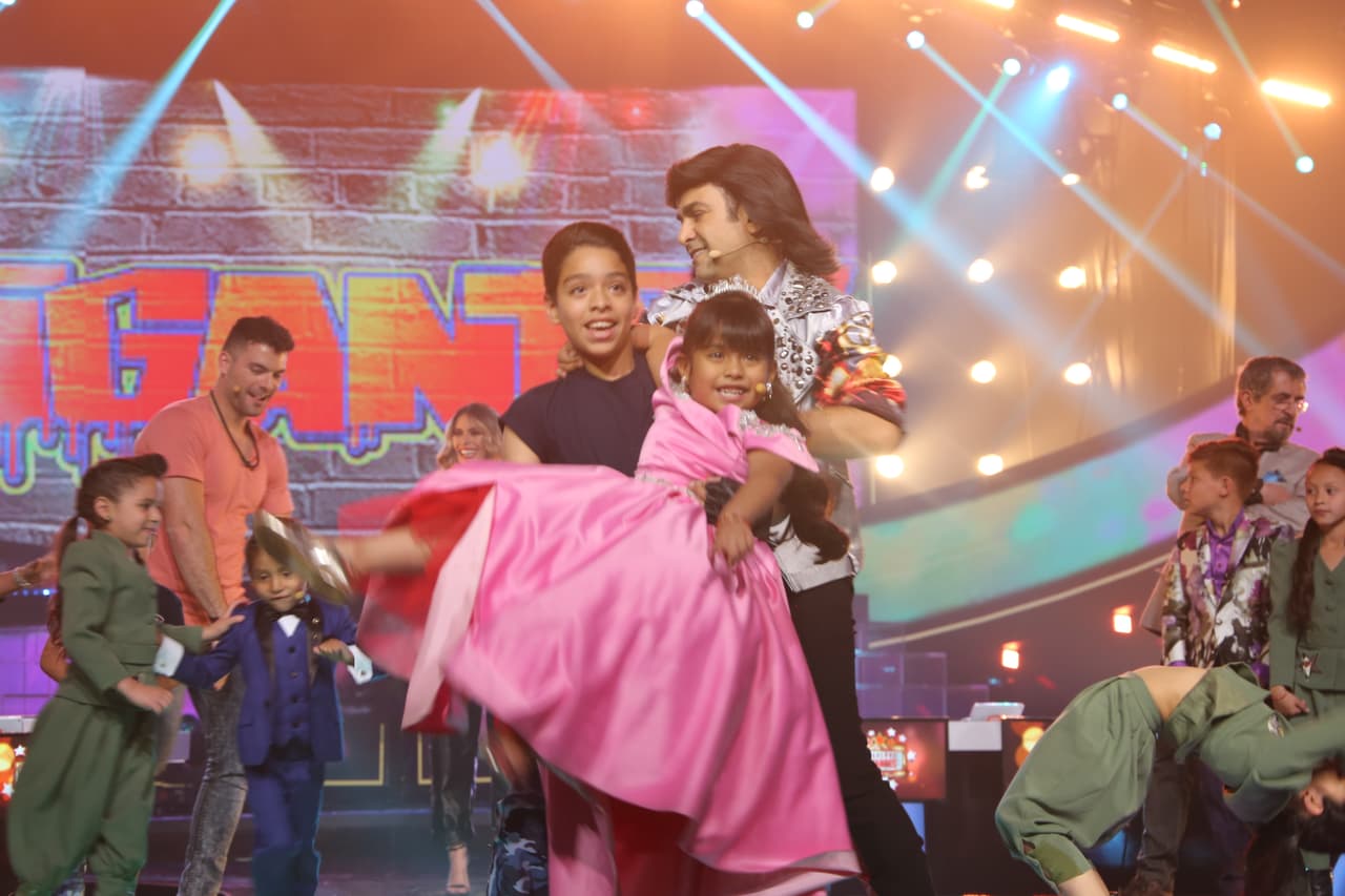 Al igual que el equipo de Lupe Esparza, incluyeron cargadas en la coreografía.