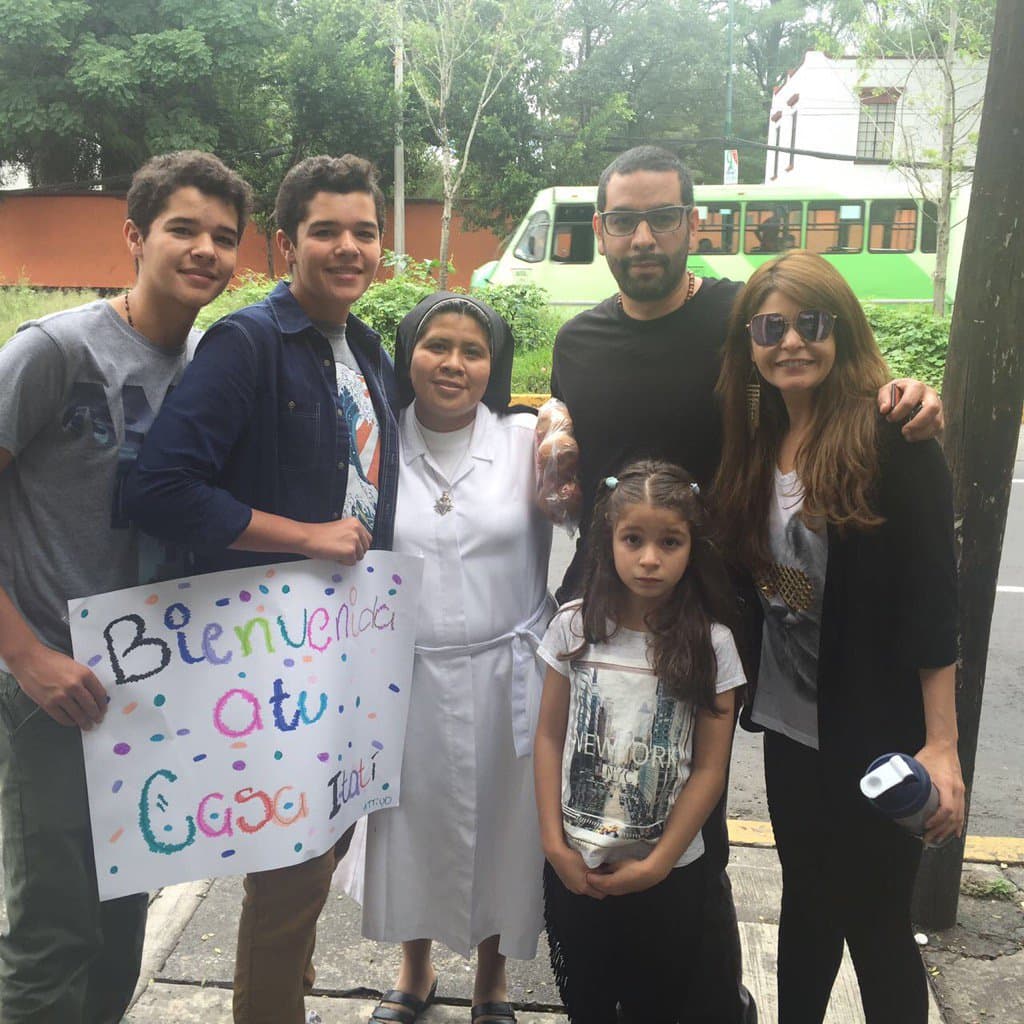 Los hijos de
<b><a href="http://www.univision.com/temas/itati-cantoral">Itatí</a></b> así reciben a su mamá cada vez que tiene que irse por largas temporadas a relizar diversos proyectos, dejando ver el amor que ellos sienten por quien les dio la vida.