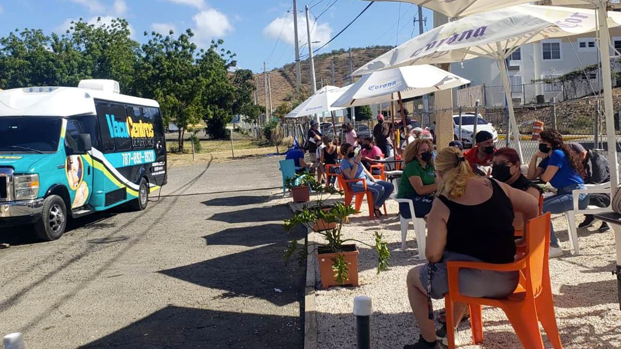 Aplican 300 vacunas contra el covid-19 a empleados de restaurantes en La Parguera