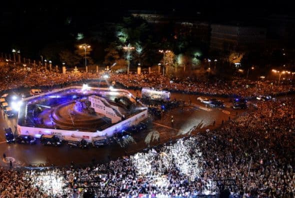 La plantilla del Real Madrid, encabezada por el portero y capitán Iker Casillas, brindó esta noche el título de Copa del Rey logrado en Mestalla (Valencia) ante el FC Barcelona a los varios miles de aficionados.