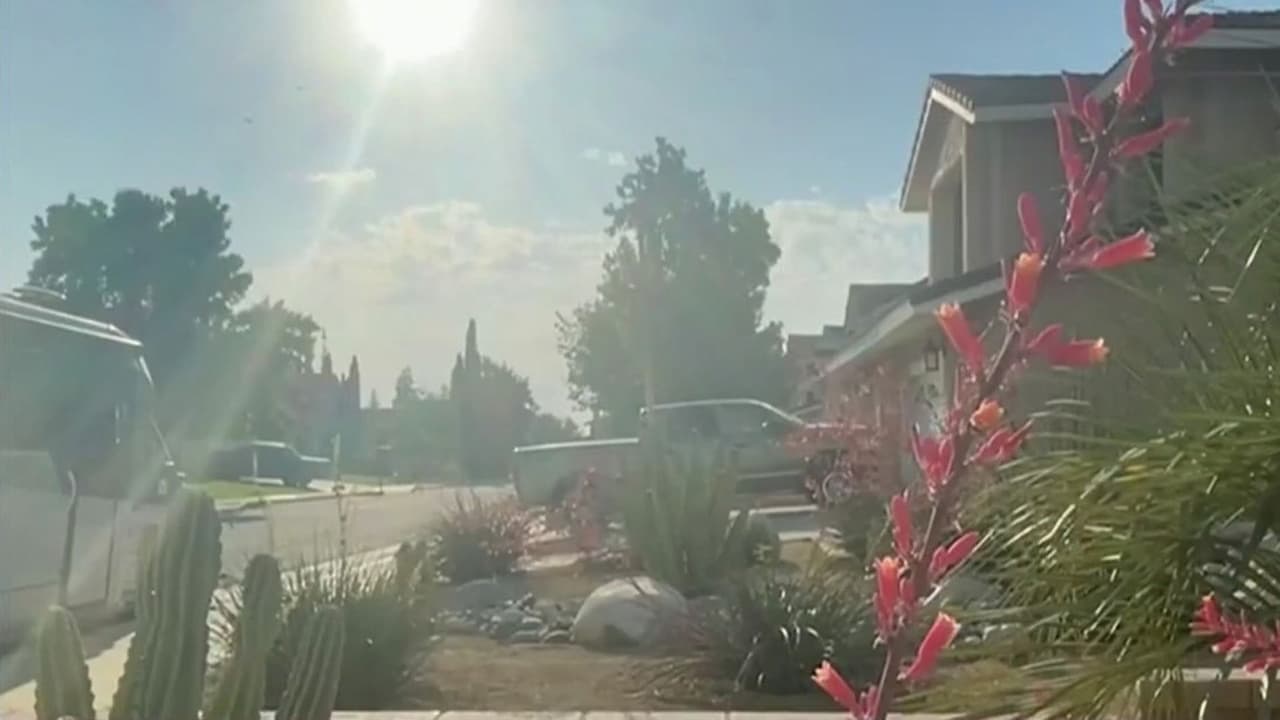 Calor extremo golpea el sur de California con récords de temperatura en pleno otoño; hay alerta por humo de incendios
