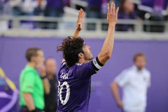 Kaka soprende a una pequeña aficionada del Orlando City