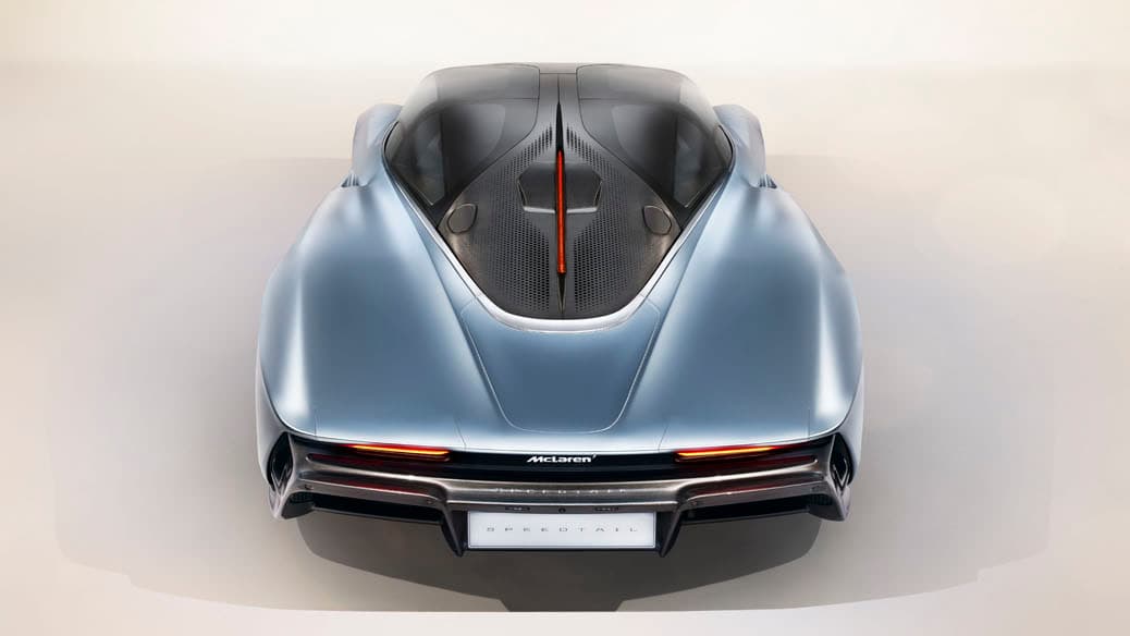 El parabrisas es fabricado con material monocromático, el cual puede ser opacado presionando un botón, por esta razón es que no encontramos tapasoles en la cabina.