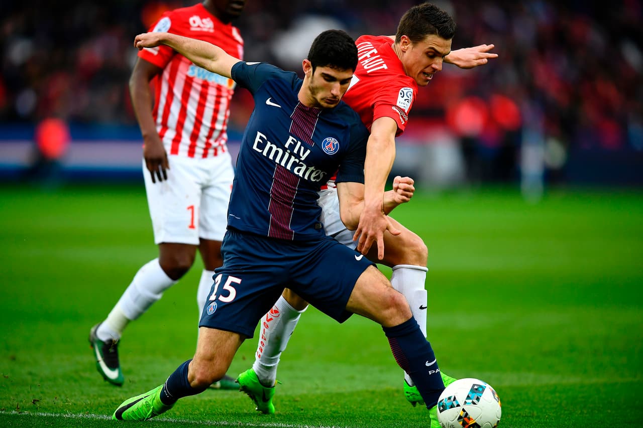 Otro portugués se proyecta en Europa. Gonçalo Guedes es un extremo del PSG que con 20 años de edad y contrato hasta 2021 espera seguir creciendo en Francia. Valorado en 17 millones de euros, su representante podría esperar a que este pupilo despliegue más su talento antes de poner en carpeta de otros grandes equipos su nombre.