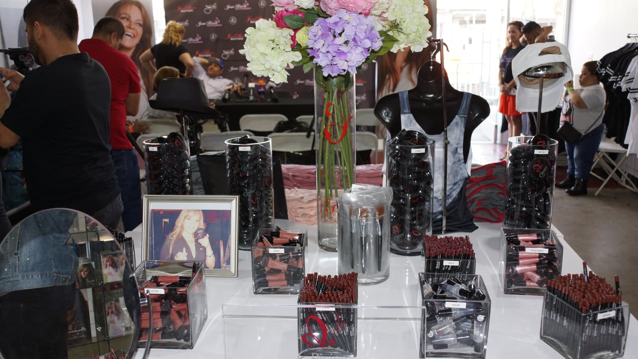 Chiquis, Rosie, Juan, Jacquie, Jenicka y Johnny Rivera celebran la apertura de 'Jenni Rivera Boutique' en Los Ángeles.