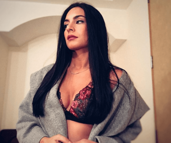 "Consintiéndome con este 'bra' Sara de Intimissimi que me encanta por ser muy cómodo y ultra femenino con su encaje floral", compartió la actriz el 11 de diciembre de 2017.