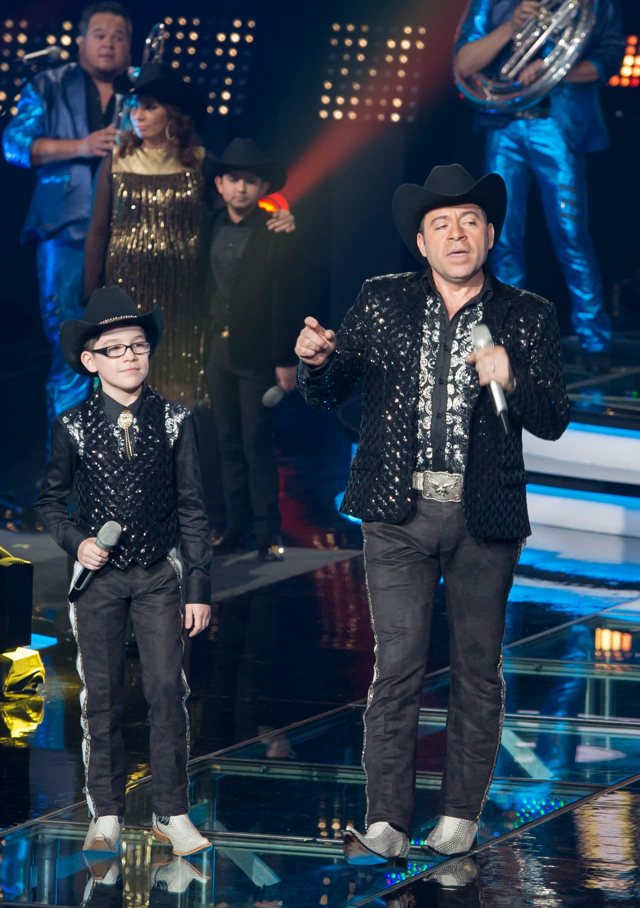 Después de 10 semanas de duro trabajo, la familia Barraza se corona como ganadora de Me Pongo de Pie, Paty Cantú y los Cervantes obtuvieron el segundo lugar, y Río Roma y los García el tercero, aunque estos últimos no quedaron conformes. Entre los invitados especiales estuvieron la Banda MS y La Arrolladora Banda El Limón.