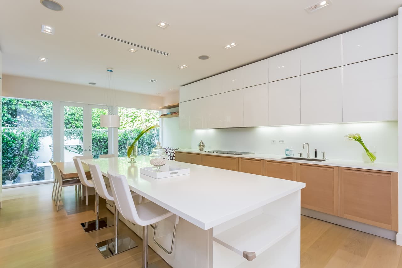 Desde la cocina se puede admirar la belleza natural que rodea la casa, que presume de 100 pies de terreno frente al agua.