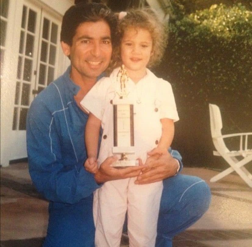 La tercera hija que Kris Jenner tuvo con su primer marido, Robert Kardashian, jugaba aquel día en casa con una amiga a las escondidas y mientras estaban en la habitación del matrimonio, se ocultaron debajo de la cama. 
<br>