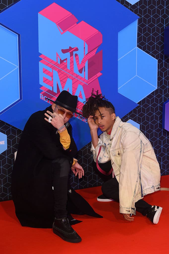 Jaden Smith posa con el extraño de la izquierda