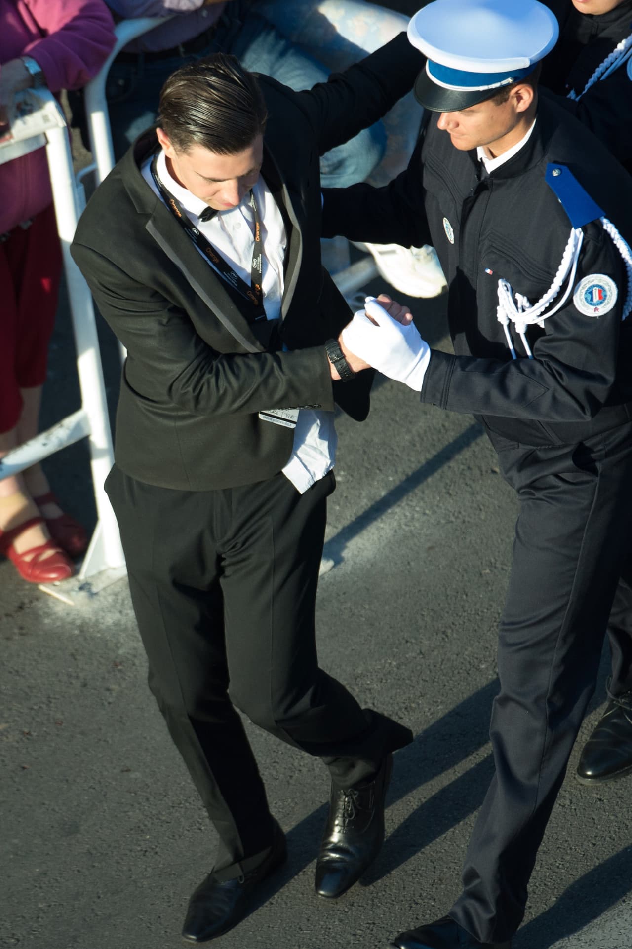 Oficiales lo sacaron del festival, y la actriz no levantó cargos.