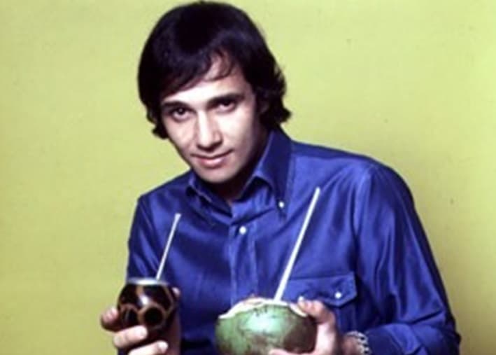 Durante ese periodo, se convirtió en uno de los talentos de 'Jovem Guarda', movimiento musical inspirado en The Beatles, que surgió como un programa de televisión en Brasil.